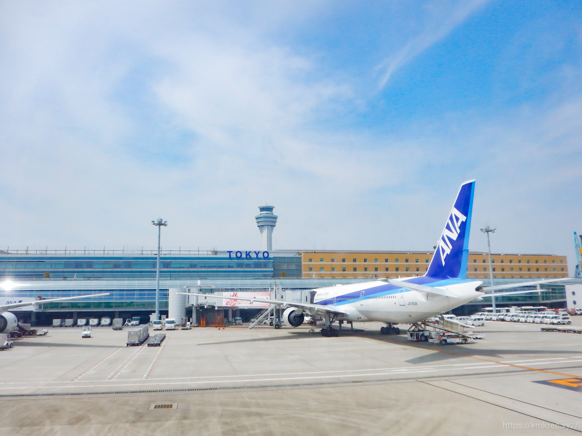 ANAの飛行機と羽田空港